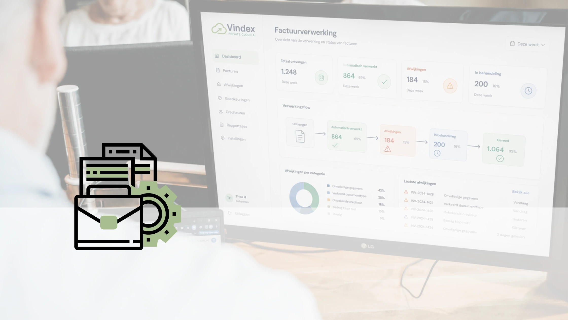 Kantooromgeving waarin een medewerker werkt met de Vindex Private Cloud AI factuurverwerkingsapplicatie. Op het scherm is een dashboard zichtbaar met statusinformatie, afwijkingen en de voortgang van de factuurverwerking.