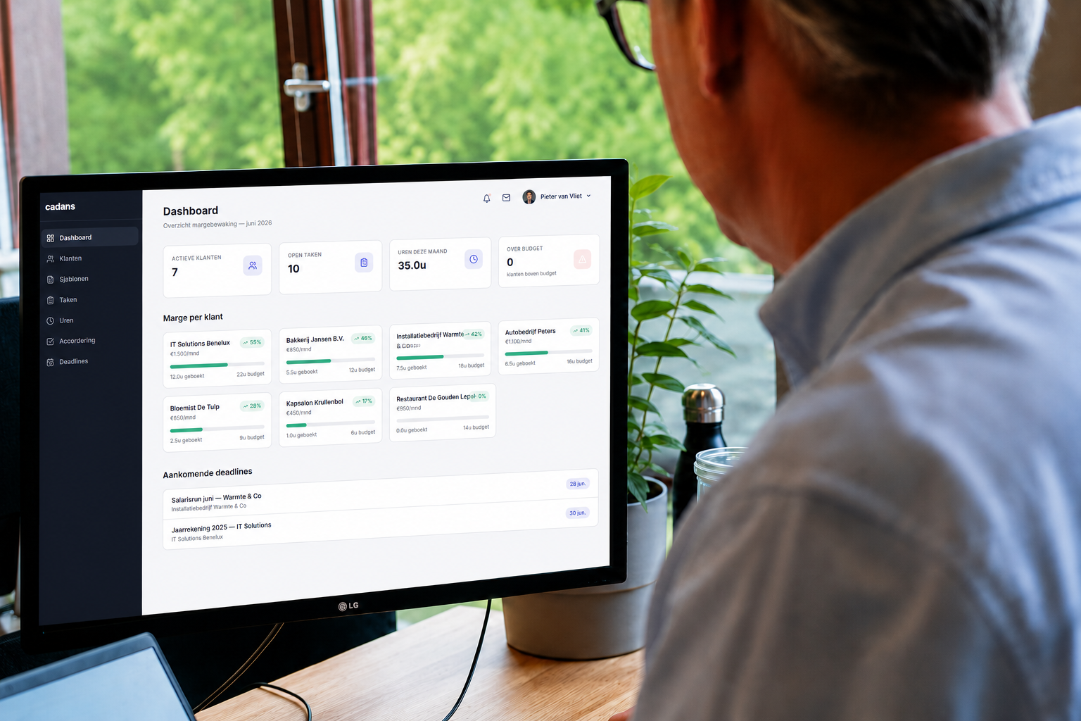 CRM-software voor administratiekantoren met dashboard voor klantenbeheer, urenregistratie, taken en margerapportages.