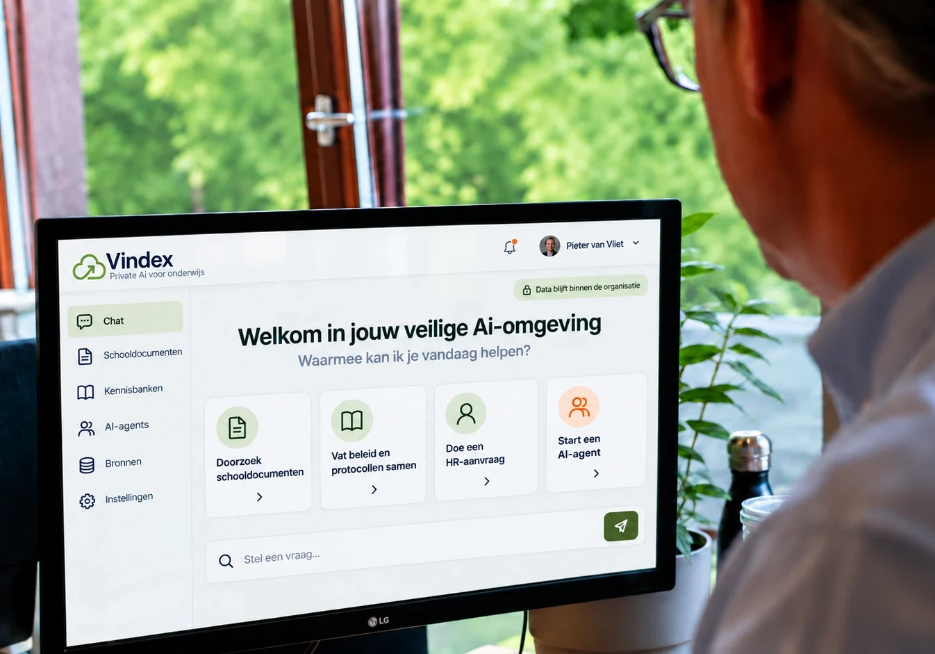Medewerker gebruikt het veilige Vindex Ai-platform voor scholen om schooldocumenten en kennisbanken te doorzoeken.